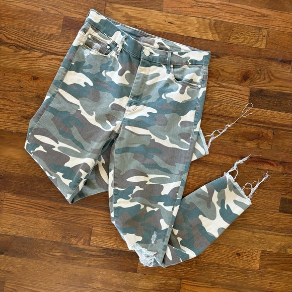 Mother High Waisted Looker Ankle Fray in See Me (Camo) - Picture 2 of 12